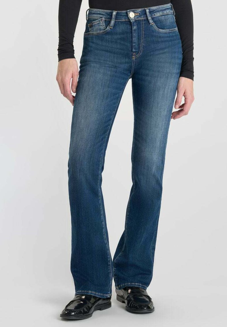 Jeans de mezclilla azul acampanados con una cintura de altura media, diseño de cinco bolsillos y cierre con botón de metal. Textura suave y detalles de costura clásica.