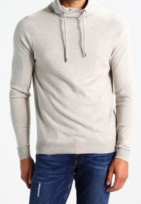 Pullover grigio chiaro con collo alto, maniche raglan e coulisse. Realizzato in materiale morbido; presenta orlo e polsini a coste.