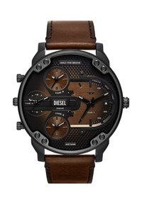 Montre avec bracelet en cuir brun, boîtier noir, cadran brun texturé, quatre sous-cadrans, aiguilles argentées et "ONLY THE BRAVE" en haut. Résistante à l'eau, 3 bars.