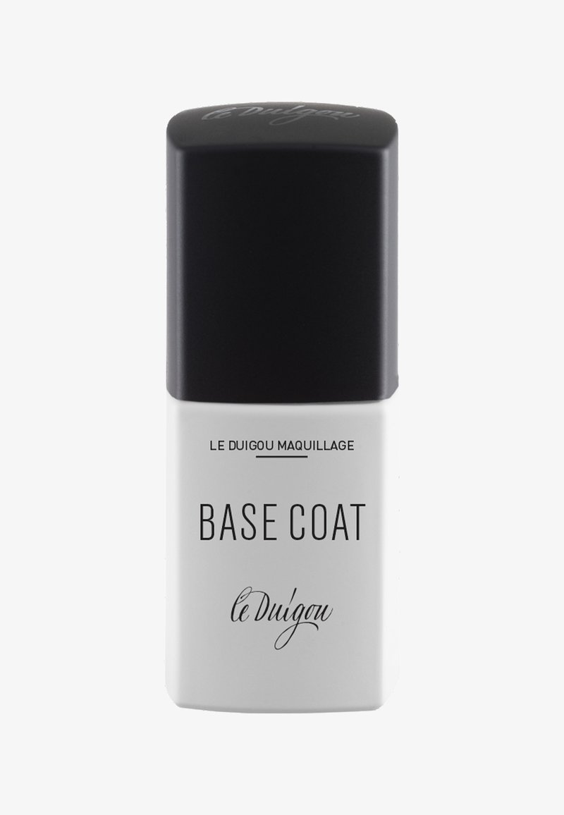 Base coat dans une bouteille rectangulaire blanche avec un capuchon noir. L'étiquette avant présente "BASE COAT" en lettres majuscules, et "le Duigou maquillage" en police plus petite.