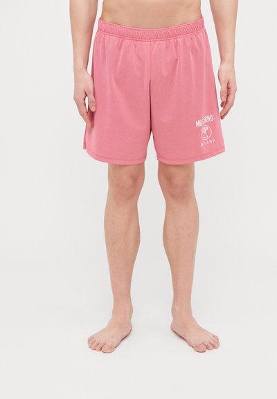 Rosafarbene, gestreifte Badeshorts mit einem elastischen Bund, versehen mit einem weißen Logo-Druck am linken Bein. Leichtes Material, knielanger Schnitt.