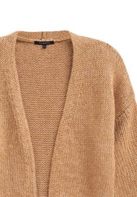 Strickjacke in einem warmen, hellbraunen Farbton. Verfügt über eine offene Vorderseite, einen lockeren Schnitt und ein strukturiertes, grob gestricktes Muster. Etikett innen sichtbar.