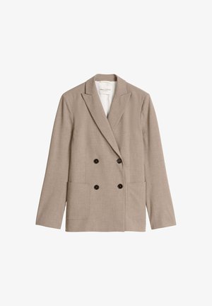 Blazer beige croisé avec revers crantés, quatre boutons foncés, deux poches plaquées sur le devant et une doublure intérieure blanche.