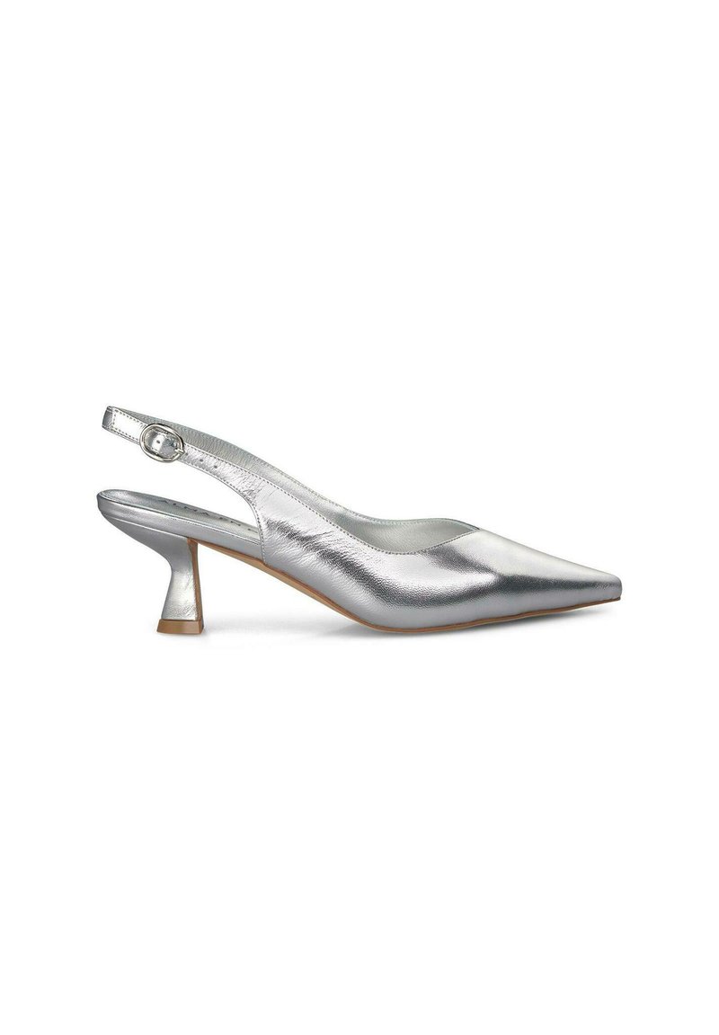 Pump slingback metallico argento con punta appuntita, tacco geometrico basso e cinturino alla caviglia regolabile, caratterizzato da una superficie liscia e lucida.