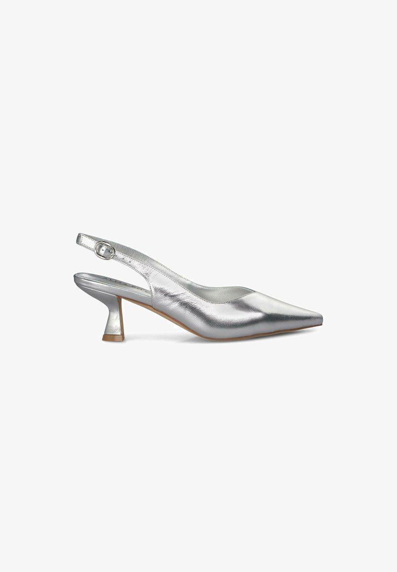 Pump slingback metallico argento con punta appuntita, tacco geometrico basso e cinturino alla caviglia regolabile, caratterizzato da una superficie liscia e lucida.