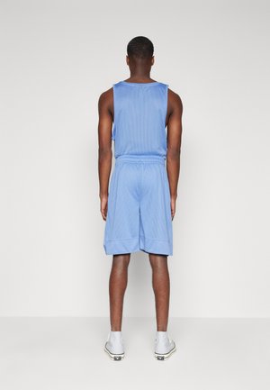 Completo sportivo in blu chiaro, composto da canotta e pantaloni corti realizzati in tessuto a rete traspirante. Presenta una vestibilità comoda e una vita elastica per maggiore comfort.