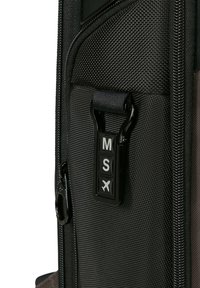 Borsa da viaggio in tessuto nero con superficie testurizzata, dotata di cerniera e meccanismo di blocco con pulsanti contrassegnati da 'M', 'S' e 'X'.