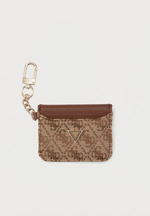 Porte-cartes en tissu Guess marron à motifs avec garniture en cuir, triangle logo en métal et mousqueton porte-clés doré attaché.