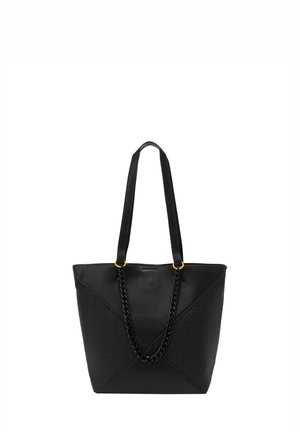 Sort tote bag med teksturerede og glatte paneler, to skulderremme og en flettet kædeaccent i midten. Guld hardware detaljer.