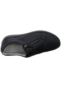 Chaussure décontractée en cuir noir avec finition texturée, design à lacets et détail de fermeture éclair sur le côté ; elle est dotée d'une semelle intérieure rembourrée et d'une semelle en caoutchouc.