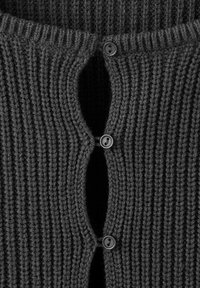 Gestrickte dunkelgraue Strickjacke mit geripptem Muster, rundem Ausschnitt, Knopfverschluss mit einem schwarzen Knopf und einem offenen Vorderteil.