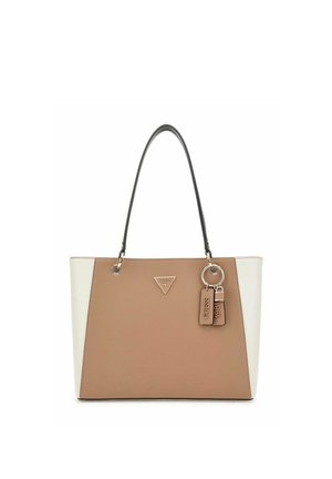 Borsa tote bicolore beige e bianca con manici neri, logo triangolare Guess e portachiavi allegati con la scritta "GUESS" e "1981".