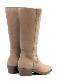 Botas de ante marrón hasta la rodilla con un tacón bajo apilado, textura suave y costuras mínimas, diseñadas para la comodidad y facilidad de uso.