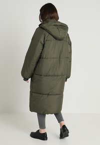 Urban Classics Curvy LADIES OVERSIZE PUFFER COAT - Cappotto invernale - darkolive/beige