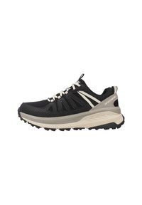Zapatilla deportiva negra con parte superior de malla, acentos blancos, media suela acolchada y suela exterior de goma texturizada para agarre. Diseño ligero y transpirable.