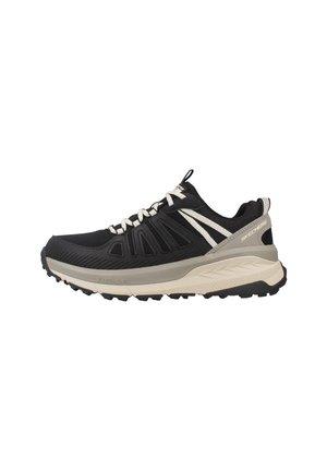Zapatilla deportiva negra con parte superior de malla, acentos blancos, media suela acolchada y suela exterior de goma texturizada para agarre. Diseño ligero y transpirable.