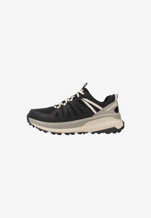 Zapatilla deportiva negra con parte superior de malla, acentos blancos, media suela acolchada y suela exterior de goma texturizada para agarre. Diseño ligero y transpirable.