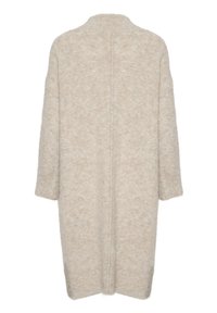 Lång, beige cardigan i mjukt, fuzzy material med en enkel design, öppen front och ärmar av medellängd. Vertikalt sömdetalj på baksidan.