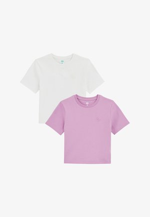 Dos camisetas de manga corta: una blanca con un sutil logotipo, y una rosa clara con un pequeño diseño bordado de un estallido de sol, hechas de suave material de algodón.