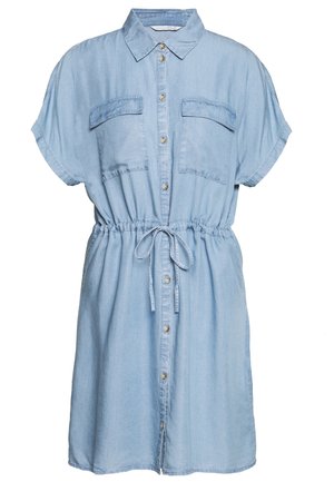 Sukienka koszulowa z dżinsu w jasnoniebieskim kolorze, z krótkimi rękawami, przednimi kieszeniami i regulowanym pasem na sznurku. Zapinanie na guziki biegnie wzdłuż przodu.