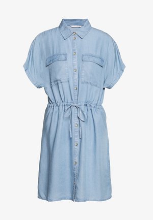 Denim skjortekjole i lyseblå, med korte ærmer, forlommer og en justerbar snoreliv. Knaplukning ned langs fronten.