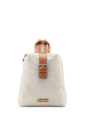 Beige rugzak met bruine leren band en handvat, zilveren gesp, zijrits en "PICARD" label aan de voorkant.