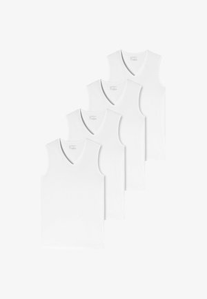 Vier witte, mouwloze v-hals t-shirts van zachte katoen, met een gladde textuur en een strak ontwerp, gestapeld in een rij.