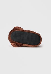 Brune plys tøffel med en myk overflate, som har en teksturert svart gummisåle og avrundede kanter for en komfortabel passform.