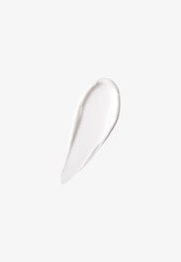 Tache de crème blanche à la texture lisse sur un fond blanc uni, en forme de larme.