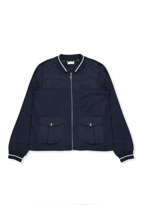 Blouson bomber bleu marine avec fermeture éclair devant, deux poches à rabat avec boutons, poignets et col côtelés avec rayures blanches, et logo discret sur la poitrine.