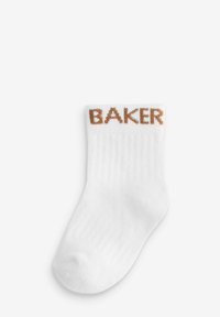 Weiße Baumwollsocke mit gerippter Textur, mit dem Wort "BAKER" in braunen, gestickten Buchstaben am Bund.