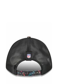 Schwarze Kappe mit strukturiertem Mesh-Design, ausgestattet mit einem bunten Spritzdruck am Riemen und einem NFL-Logo-Tag auf der Rückseite.