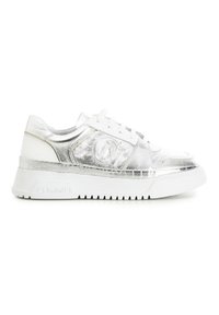 Silverfärgade metalliska sneakers med vita accenter, med en slät yta, rund tå och tjock gummisula; innehåller präglad logotypdetalj.