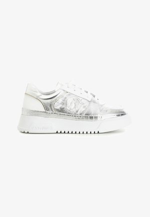 Sølvmetallic sneakers med hvide detaljer, der har en glat overflade, rund tå og tyk gummisål; inkluderer prægede logodetaljer.