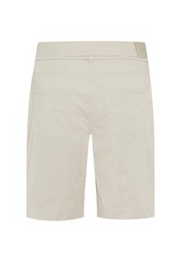 Shorts en coton beige avec une coupe droite, deux poches arrière et une ceinture avec une étiquette. Texture lisse et design simple.