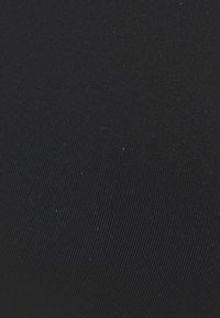 Schwarzer Stoff mit einer glatten, leicht gerippten Textur, die vertikale Linien und minimal sichtbare Fasern aufweist und ein einheitliches Erscheinungsbild erzielt.