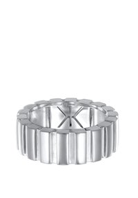 Sølvmetalring med ribbet design og lodrette spor. Glat inderside med en let glans og moderne geometrisk form.