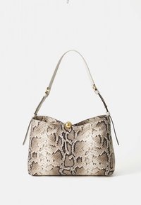 Válltáska bézs és sötétbarna kígyómintás mintával, aranyszínű kerek kapoccsal és állítható bézs pánttal, fehér háttéren.