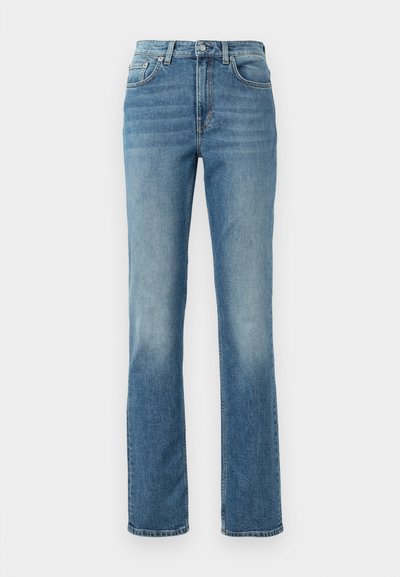 Jeans de mezclilla azul claro con un diseño de pierna recta, cinco bolsillos y un desgaste sutil. Presenta cierre con botón de metal y cremallera.