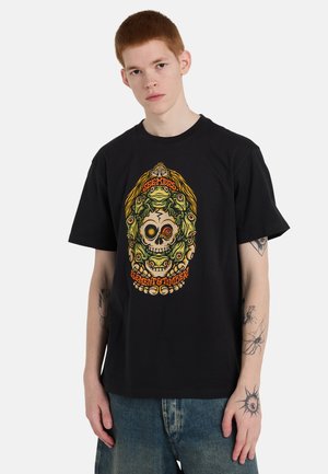Czarny bawełniany T-shirt z kolorowym nadrukiem czaszki otoczonej żabami i oczami, z napisem „Seekers, Element & Timber.”