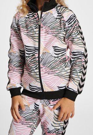 Giacca multicolore con zip frontale e motivi astratti a onde in rosa, verde e nero; presenta polsini, collo e accenti a chevron neri.