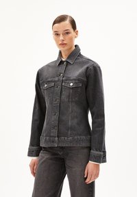 Donkergrijze denimjack met knoopsluitingen, borstzakken en een spitse kraag. Heeft een klassiek ontwerp en een licht versleten textuur.