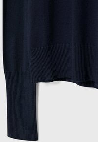 Navy-blauer Pullover mit gerippter Textur, entspannter Passform und überschnittenen Schultern. Der Saum ist ebenfalls gerippt und verstärkt die Struktur.
