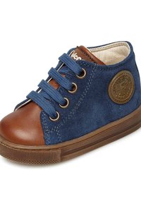 Modré semišové boty s hnědými koženými akcenty, kulatou špičkou a plochou gumovou podešví. Obsahují šněrování a detail s kruhovým logem.