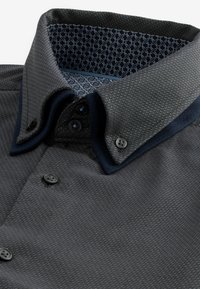 Next TEXTURED TRIMMED REGULAR FIT SINGLE CUFF - Camisa - grey double collar