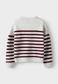 Pull rayé en tissu doux et léger gris clair avec des rayures horizontales bordeaux, doté de poignets et d'un bas à côtes ; design à col rond.