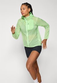 HOKA SKYFLOW JACKET - Vindjakke - tart apple
