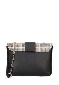 Clutch in pelle nera con finitura texturizzata, dotata di un lembo in tessuto a scacchi nei colori grigio, rosso e nero, e una tracolla in argento.