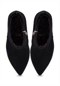 Crne nubuk čizme do gležnjeva s šiljastim nosovima, zatvaranjem na patentni zatvarač sa strane i mekanim unutrašnjim oblogama. Glatka tekstura s elegantnim dizajnom.