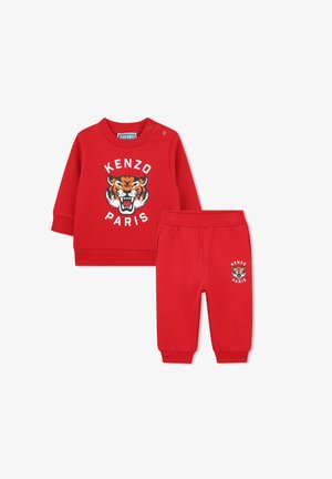 Rode twee-delige set met een geribbelde lange mouwtop met een tijgerafbeelding en de tekst "KENZO PARIS", gecombineerd met bijpassende elastische broek.